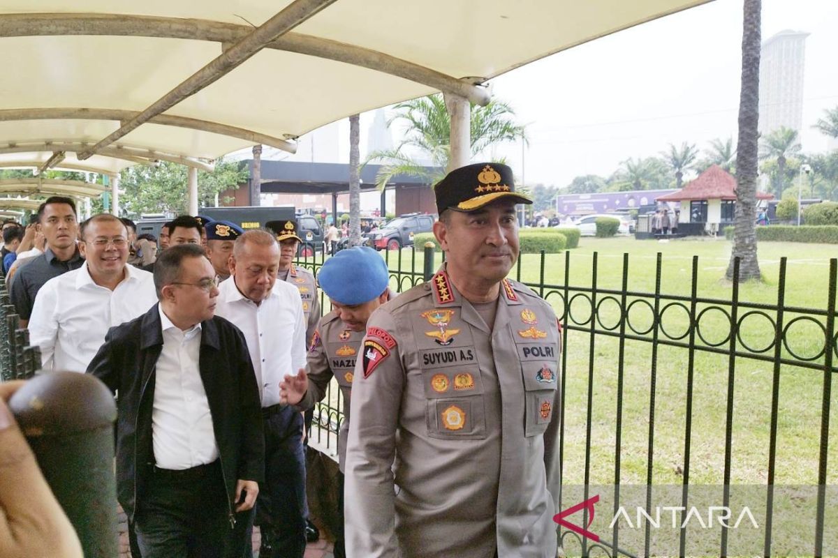 Kapolri Suyudi Ario Seto saat menemui massa buruh di depan Gedung DPR RI, Selasa 6 Oktober 2026