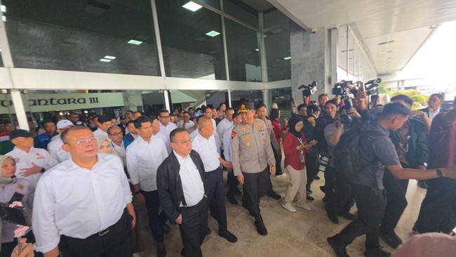 Pimpinan DPR dan Kapolri Temui Massa Buruh Usai UU Ketenagakerjaan Sah