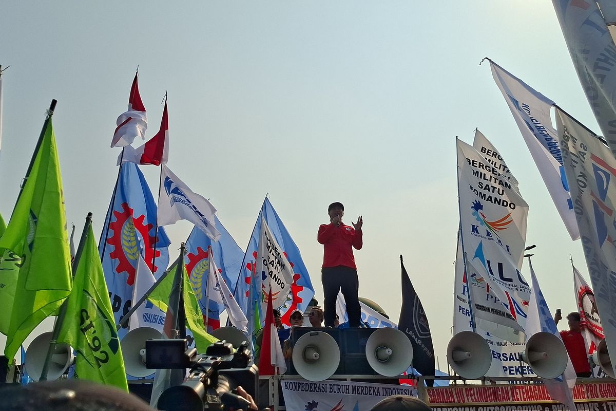 Aksi buruh di depan Gedung DPR RI mengawal pengesahan RUU Perlindungan Ketenagakerjaan