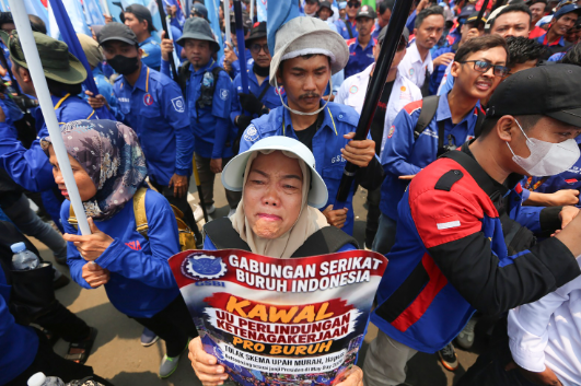 Massa buruh KSPSI berunjuk rasa di depan Gedung DPR, Senayan, Jakarta, Selasa (6/10/2026) mengawal pengesahan UU Pelindungan Ketenagakerjaan. (MI/Usman Iskandar)